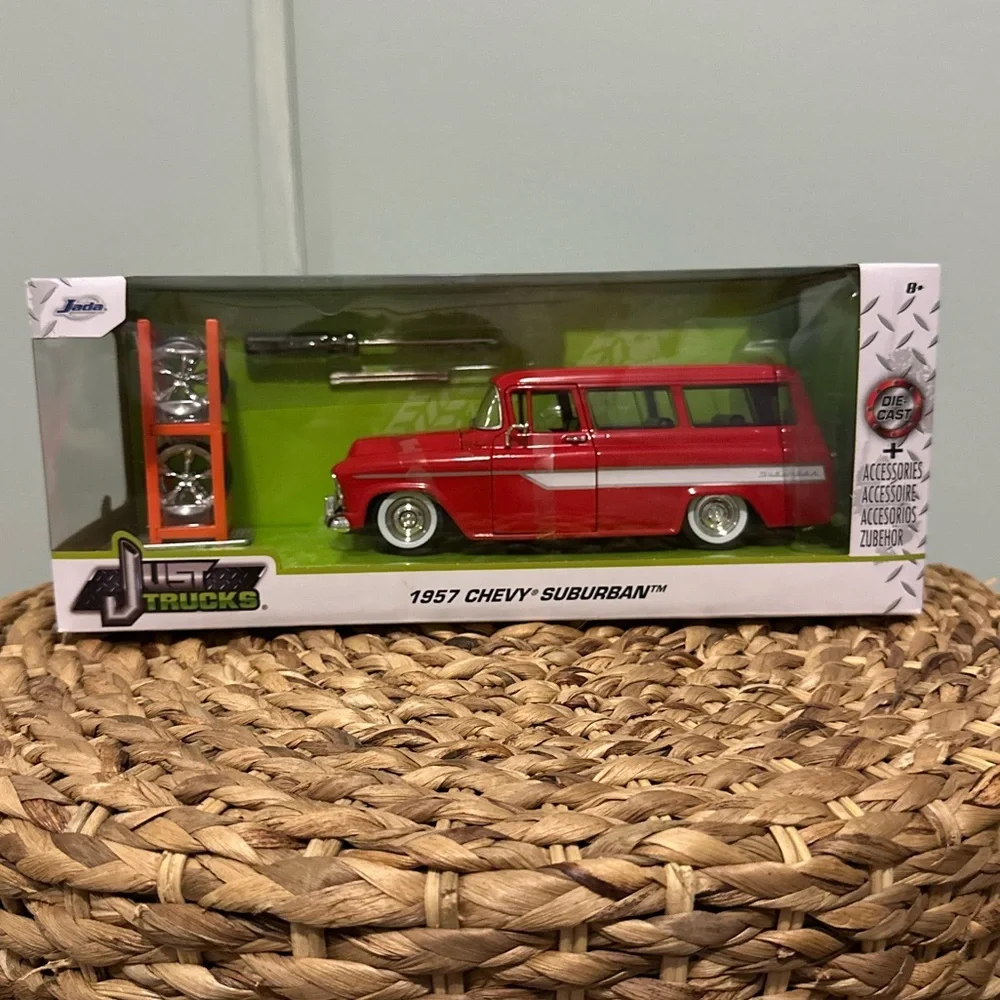 Just Trucks CHEVY SUBURBAN 1957 Vehicle 1:24 scale Diecast Jada +Extra Wheels